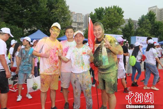 图为，湖北大学校长(中)与毕业生合影 向正鹏 摄